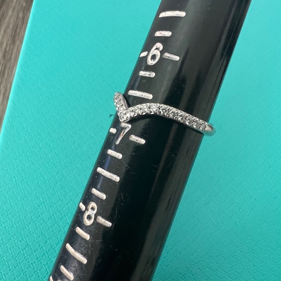 Beautiful V ring - Picture 14 of 14